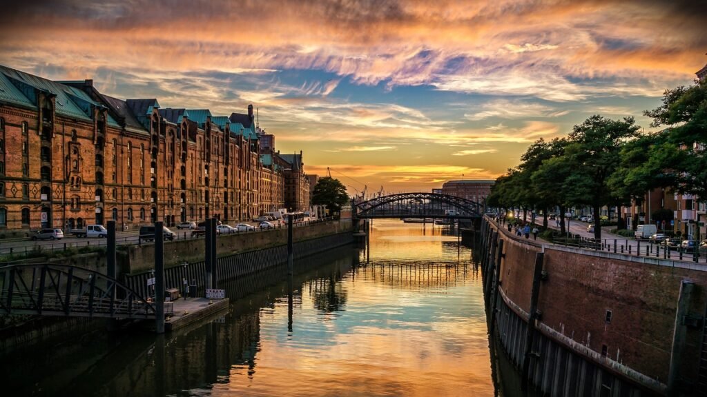 hamburg-3846525_1280-1024x576 Navigating Cultural Differences: A Comprehensive Guide for Expats
